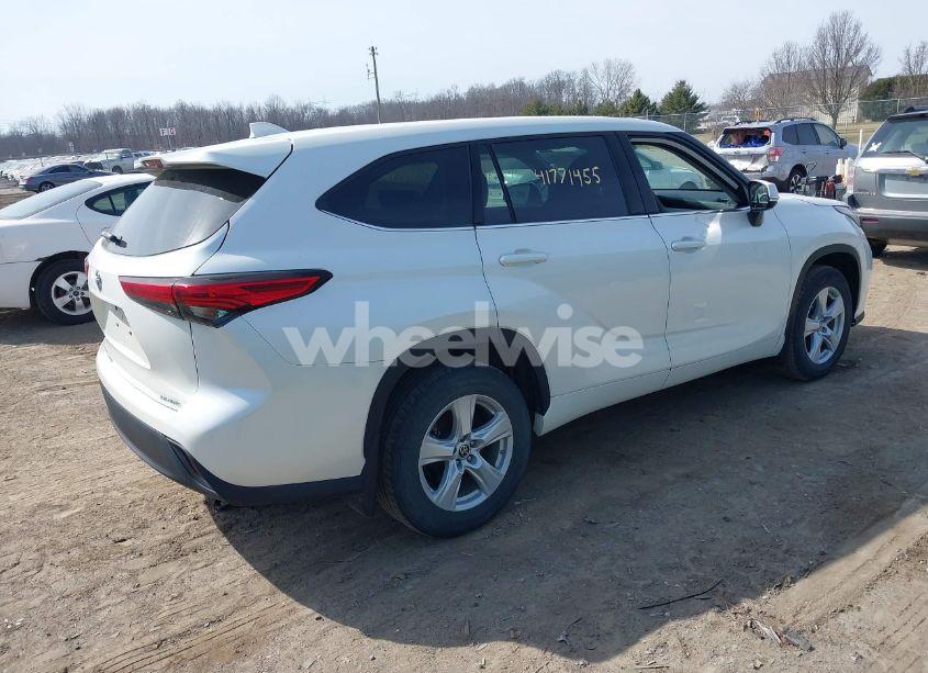 Photo 4 of 2021 Toyota Highlander LE (VIN 5TDBZRBH3MS534991)