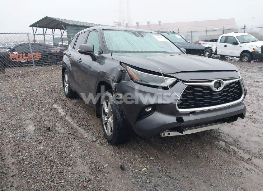 2022 Toyota Highlander LE (VIN 5TDBZRBH3NS569838) main photo