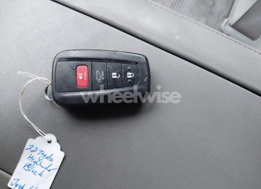 Photo 11 of 2022 Toyota Highlander LE (VIN 5TDBZRBH3NS569838)