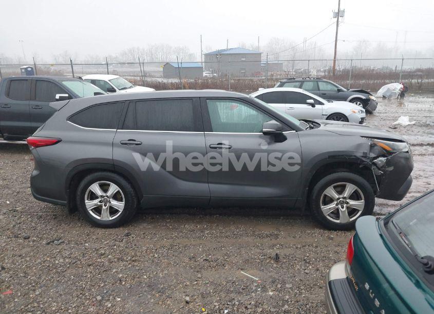 Photo 13 of 2022 Toyota Highlander LE (VIN 5TDBZRBH3NS569838)