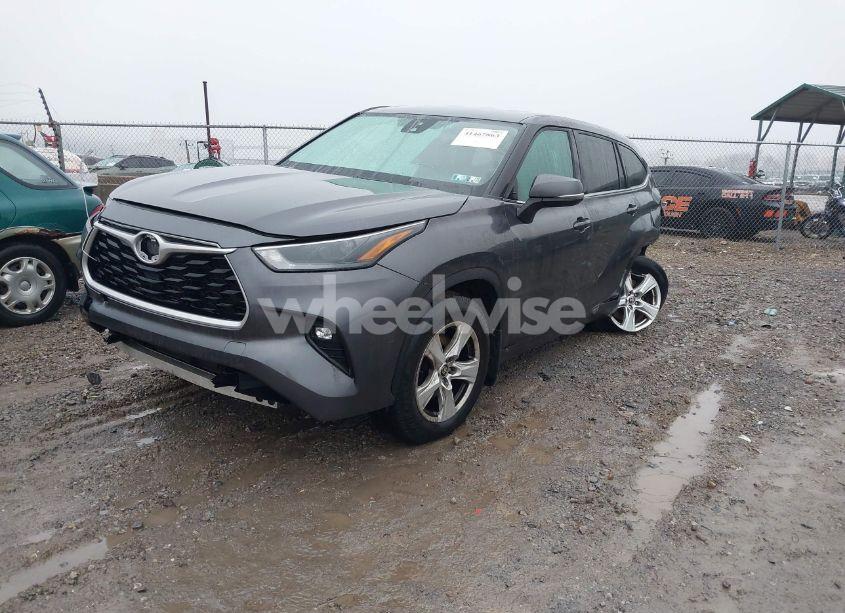 Photo 2 of 2022 Toyota Highlander LE (VIN 5TDBZRBH3NS569838)