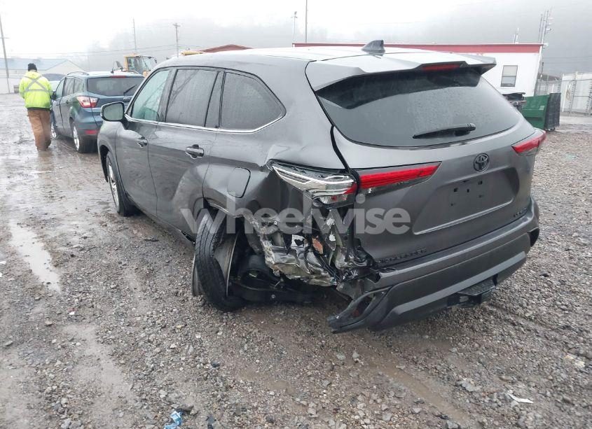 Photo 3 of 2022 Toyota Highlander LE (VIN 5TDBZRBH3NS569838)