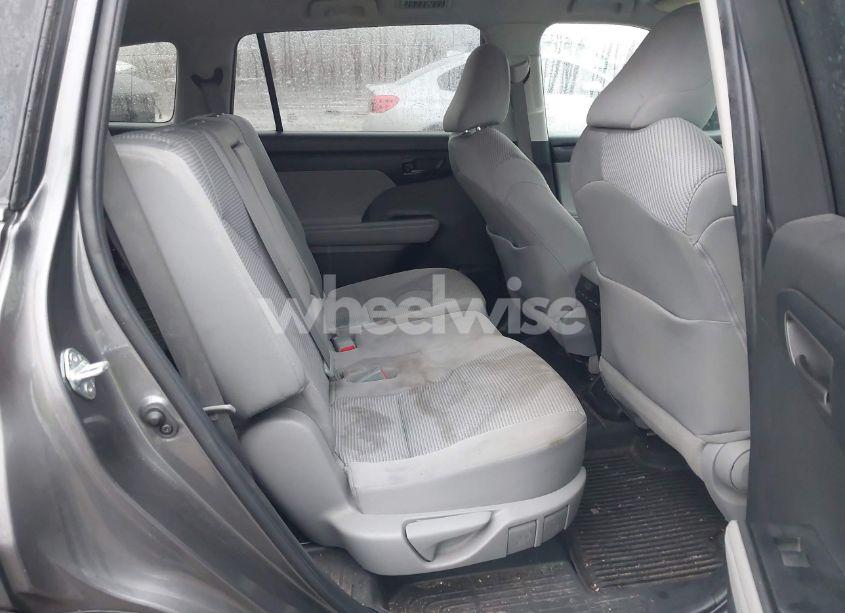 Photo 8 of 2022 Toyota Highlander LE (VIN 5TDBZRBH3NS569838)