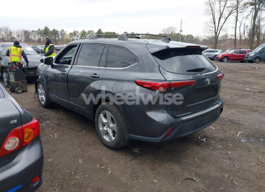Photo 3 of 2022 Toyota Highlander LE (VIN 5TDBZRBH4NS192520)