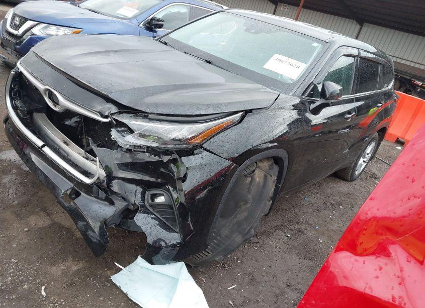 Photo 2 of 2020 Toyota Highlander LE (VIN 5TDBZRBH5LS512781)