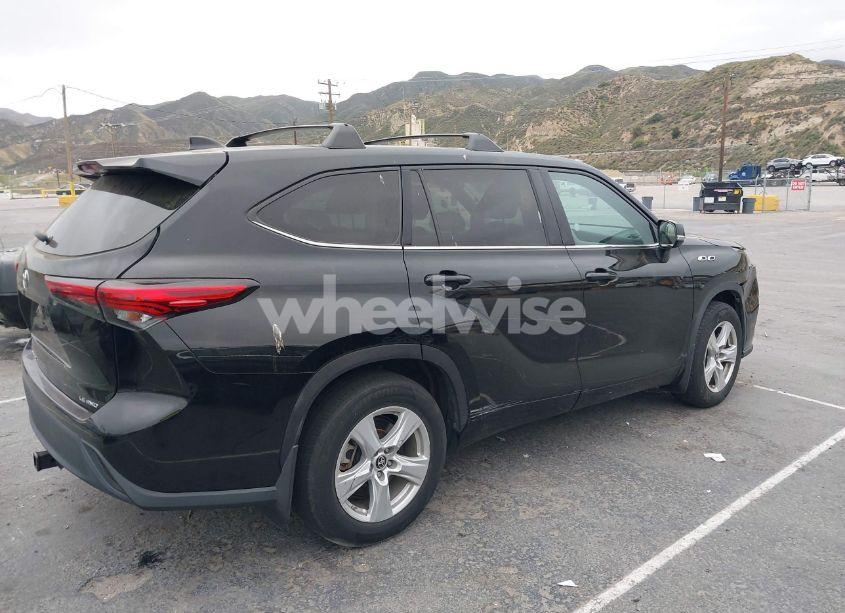 Photo 13 of 2021 Toyota Highlander LE (VIN 5TDBZRBH5MS543644)
