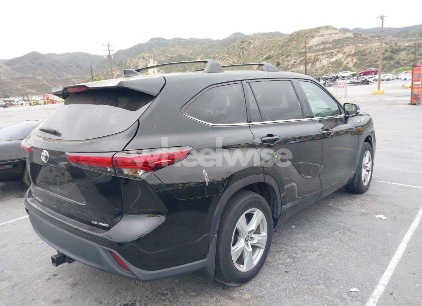 Photo 4 of 2021 Toyota Highlander LE (VIN 5TDBZRBH5MS543644)