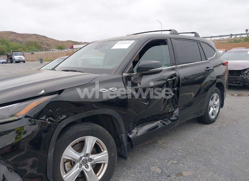 Photo 6 of 2021 Toyota Highlander LE (VIN 5TDBZRBH5MS543644)