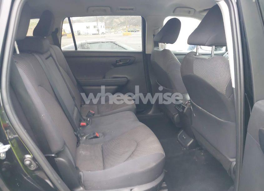 Photo 8 of 2021 Toyota Highlander LE (VIN 5TDBZRBH5MS543644)