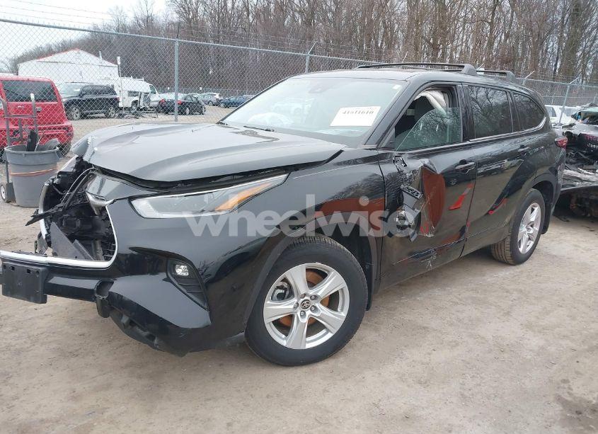 Photo 2 of 2021 Toyota Highlander LE (VIN 5TDBZRBH5MS553042)