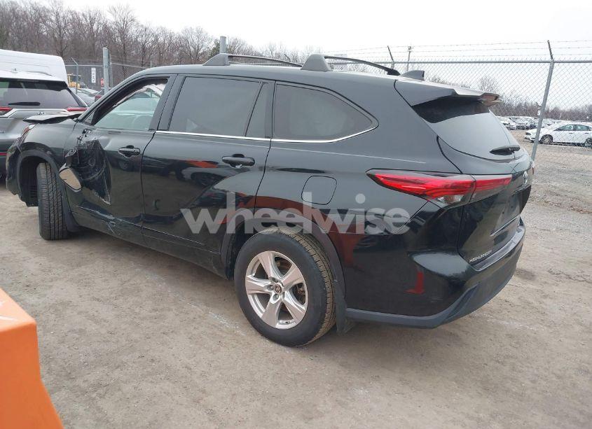 Photo 3 of 2021 Toyota Highlander LE (VIN 5TDBZRBH5MS553042)