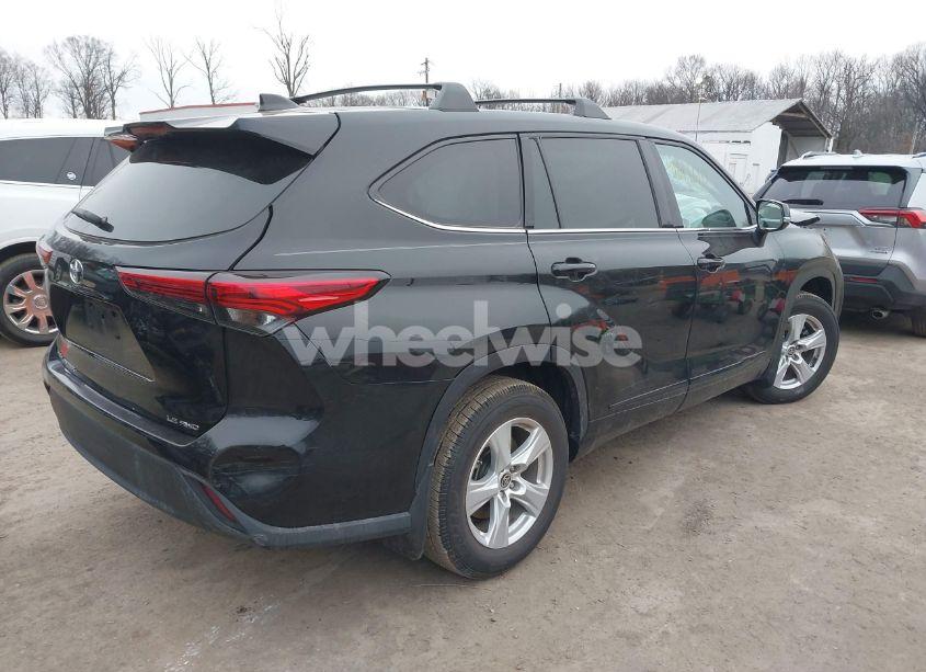 Photo 4 of 2021 Toyota Highlander LE (VIN 5TDBZRBH5MS553042)