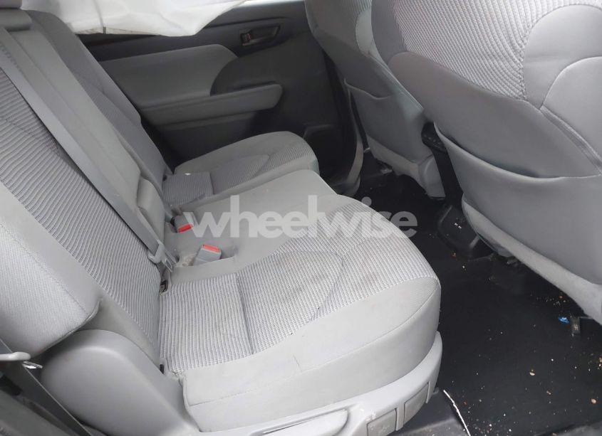 Photo 8 of 2021 Toyota Highlander LE (VIN 5TDBZRBH5MS553042)