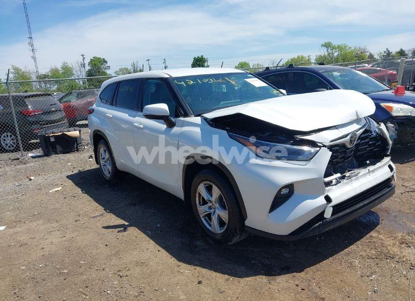 2022 Toyota Highlander LE (VIN 5TDBZRBH5NS580954) main photo
