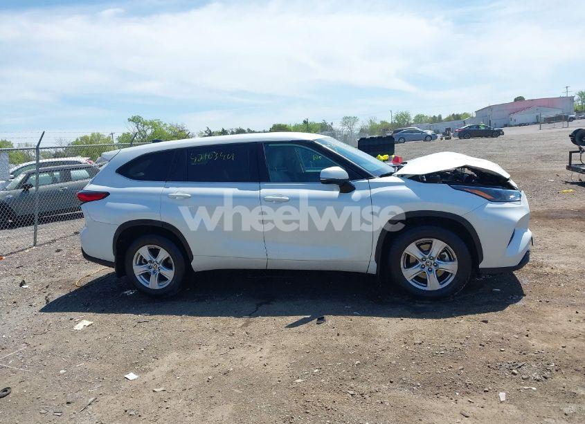 Photo 13 of 2022 Toyota Highlander LE (VIN 5TDBZRBH5NS580954)