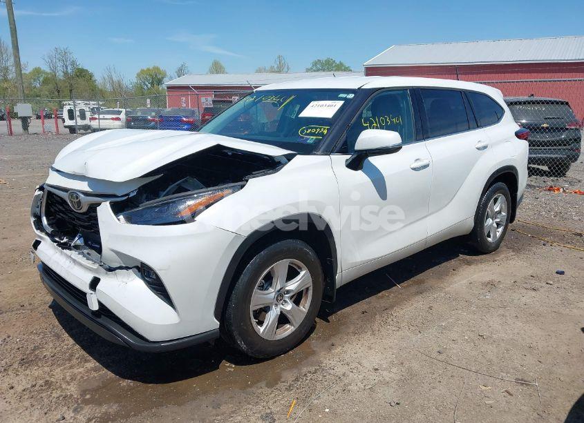 Photo 2 of 2022 Toyota Highlander LE (VIN 5TDBZRBH5NS580954)