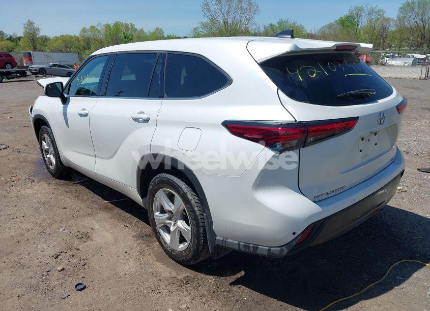 Photo 3 of 2022 Toyota Highlander LE (VIN 5TDBZRBH5NS580954)