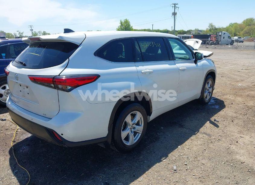Photo 4 of 2022 Toyota Highlander LE (VIN 5TDBZRBH5NS580954)