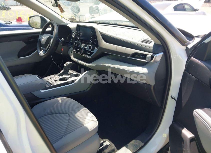 Photo 5 of 2022 Toyota Highlander LE (VIN 5TDBZRBH5NS580954)