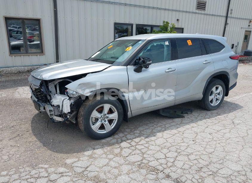 Photo 2 of 2020 Toyota Highlander LE (VIN 5TDBZRBH6LS048853)