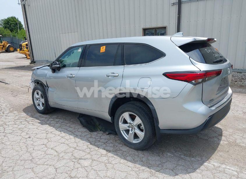 Photo 3 of 2020 Toyota Highlander LE (VIN 5TDBZRBH6LS048853)