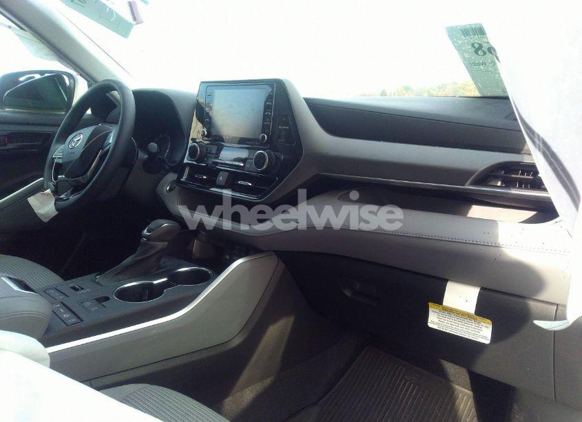 Photo 5 of 2020 Toyota Highlander LE (VIN 5TDBZRBH6LS048853)