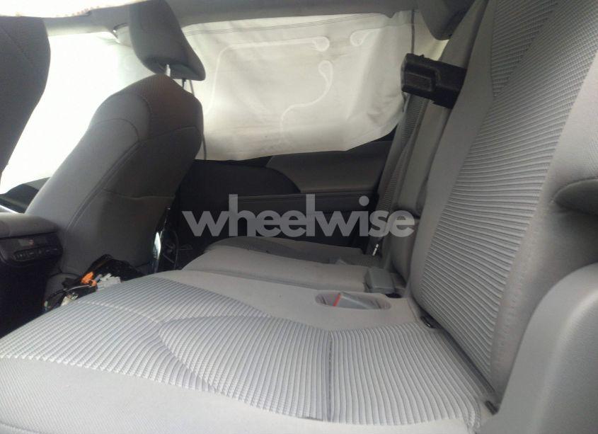 Photo 8 of 2020 Toyota Highlander LE (VIN 5TDBZRBH6LS048853)