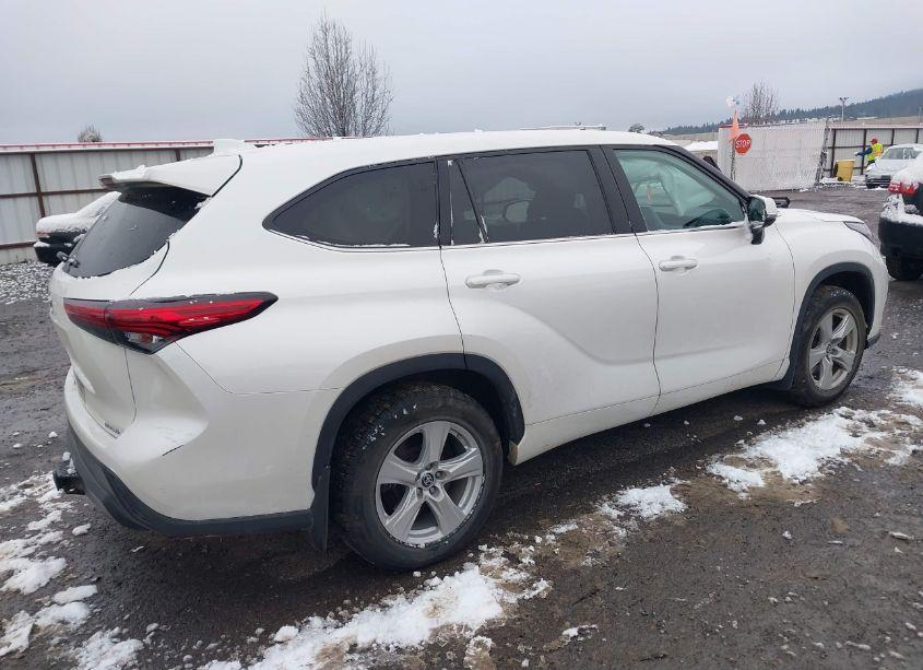 Photo 4 of 2021 Toyota Highlander LE (VIN 5TDBZRBH7MS075982)