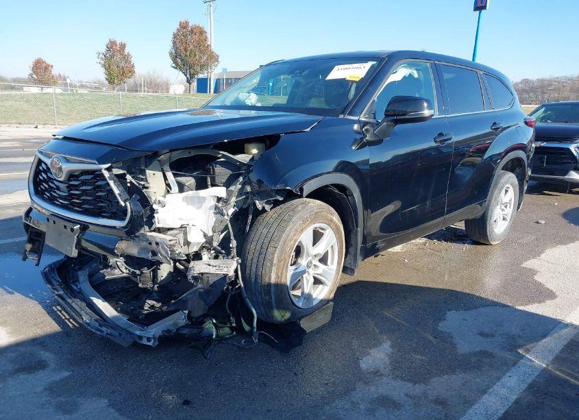 Photo 2 of 2021 Toyota Highlander LE (VIN 5TDBZRBH7MS152365)