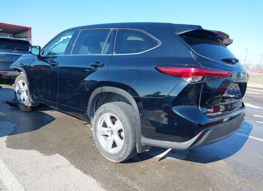 Photo 3 of 2021 Toyota Highlander LE (VIN 5TDBZRBH7MS152365)