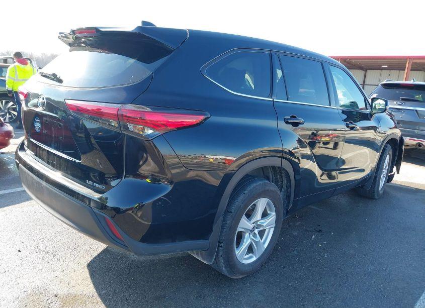 Photo 4 of 2021 Toyota Highlander LE (VIN 5TDBZRBH7MS152365)
