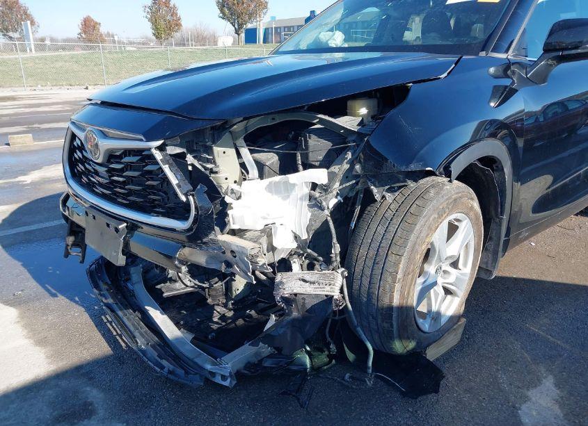 Photo 6 of 2021 Toyota Highlander LE (VIN 5TDBZRBH7MS152365)