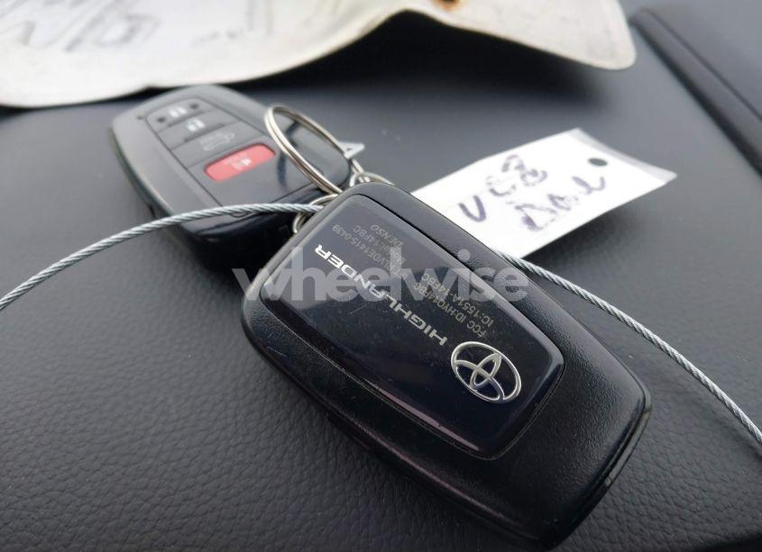 Photo 11 of 2021 Toyota Highlander LE (VIN 5TDBZRBH8MS111548)