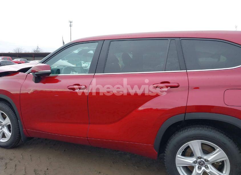 Photo 15 of 2021 Toyota Highlander LE (VIN 5TDBZRBH8MS111548)