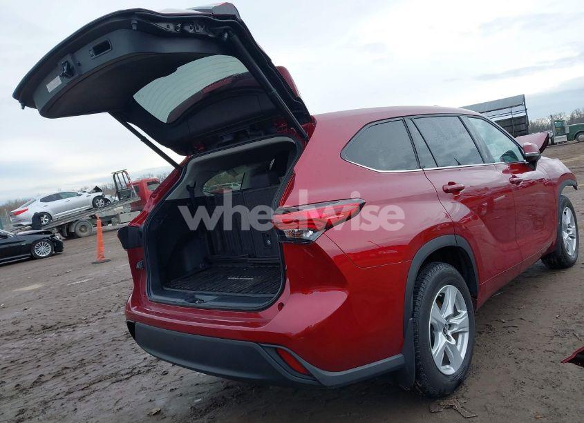 Photo 4 of 2021 Toyota Highlander LE (VIN 5TDBZRBH8MS111548)