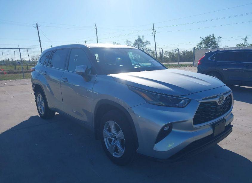 2022 Toyota Highlander LE (VIN 5TDBZRBH8NS579524) main photo