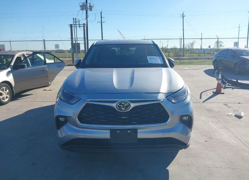Photo 12 of 2022 Toyota Highlander LE (VIN 5TDBZRBH8NS579524)
