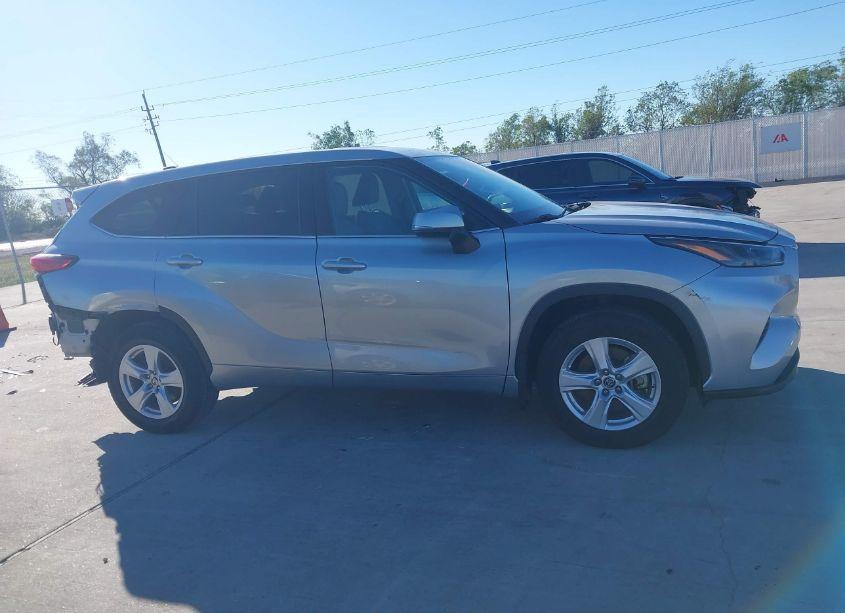 Photo 13 of 2022 Toyota Highlander LE (VIN 5TDBZRBH8NS579524)