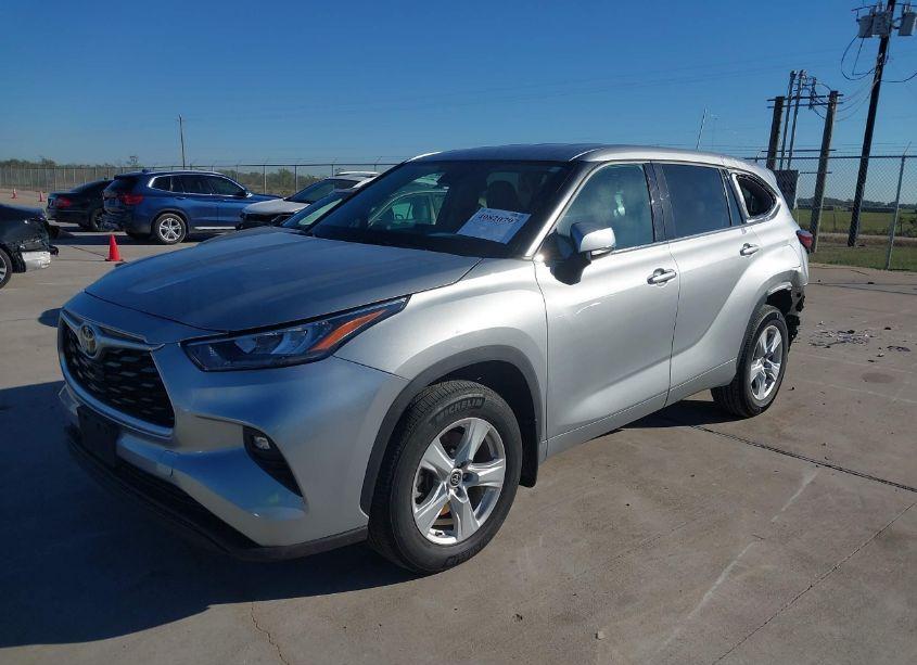 Photo 2 of 2022 Toyota Highlander LE (VIN 5TDBZRBH8NS579524)