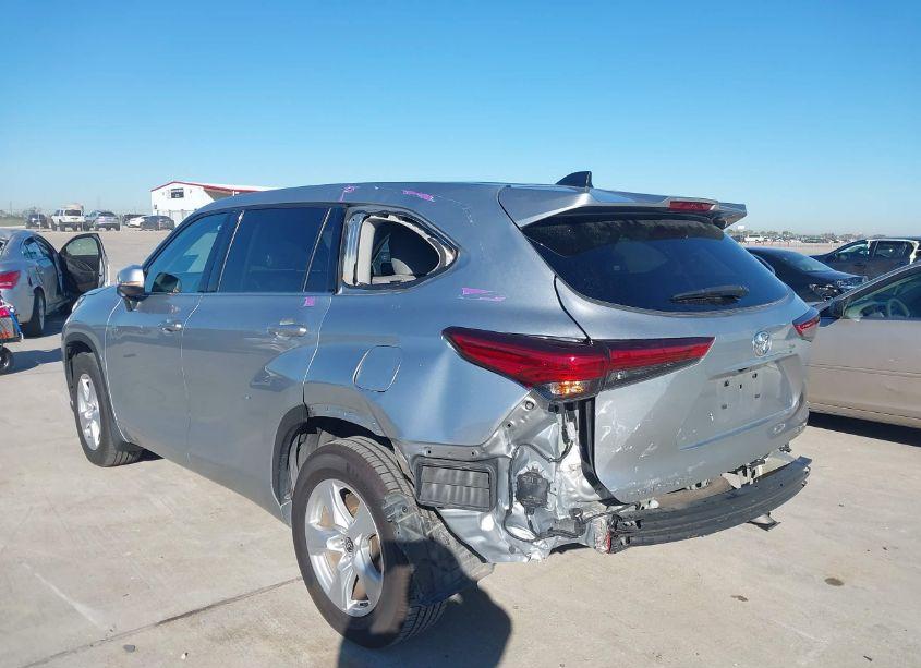 Photo 3 of 2022 Toyota Highlander LE (VIN 5TDBZRBH8NS579524)