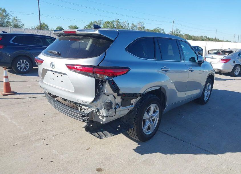 Photo 4 of 2022 Toyota Highlander LE (VIN 5TDBZRBH8NS579524)
