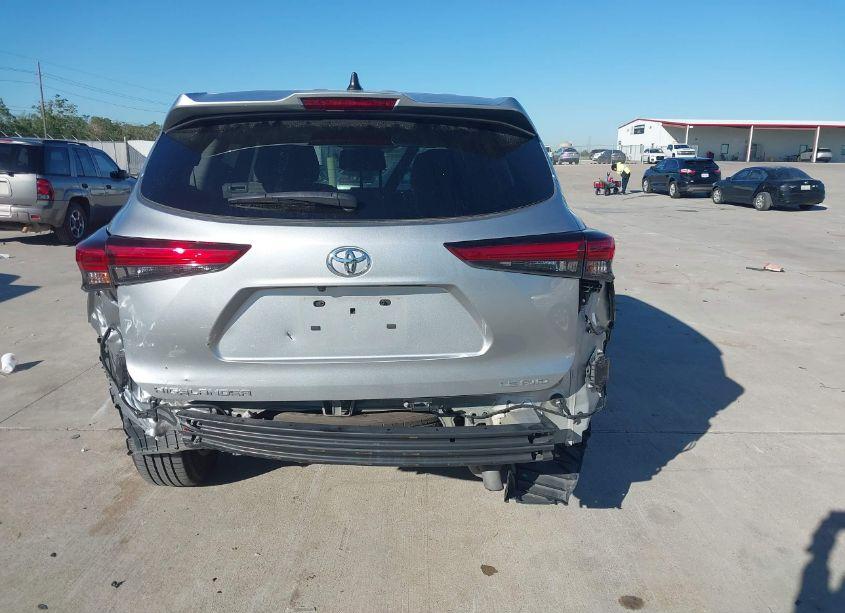 Photo 6 of 2022 Toyota Highlander LE (VIN 5TDBZRBH8NS579524)