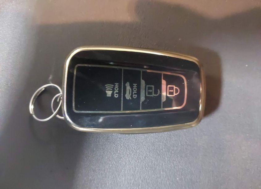 Photo 11 of 2022 Toyota Highlander LE (VIN 5TDBZRBHXNS580593)