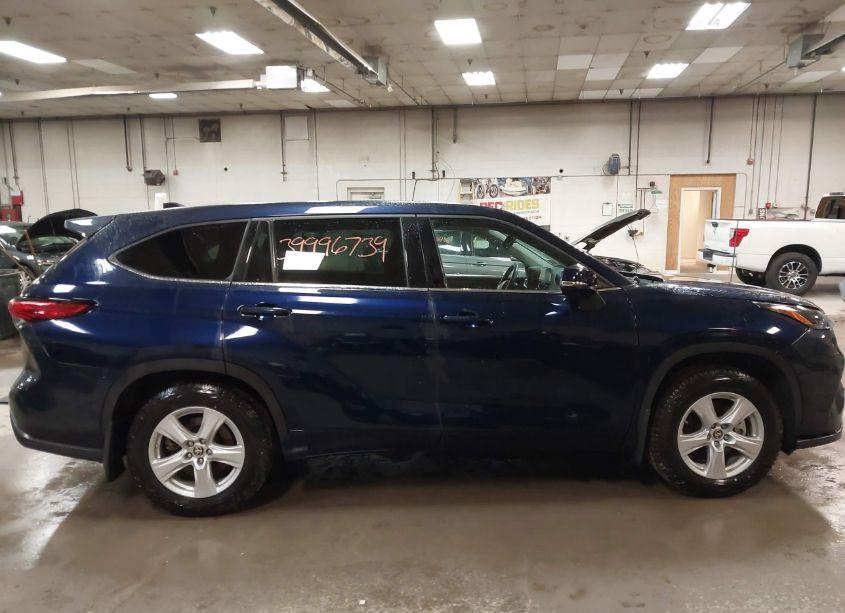 Photo 13 of 2022 Toyota Highlander LE (VIN 5TDBZRBHXNS580593)