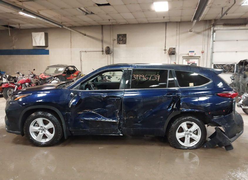 Photo 14 of 2022 Toyota Highlander LE (VIN 5TDBZRBHXNS580593)
