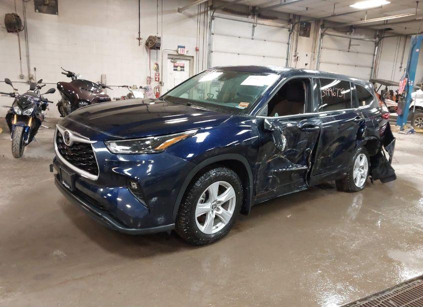 Photo 2 of 2022 Toyota Highlander LE (VIN 5TDBZRBHXNS580593)