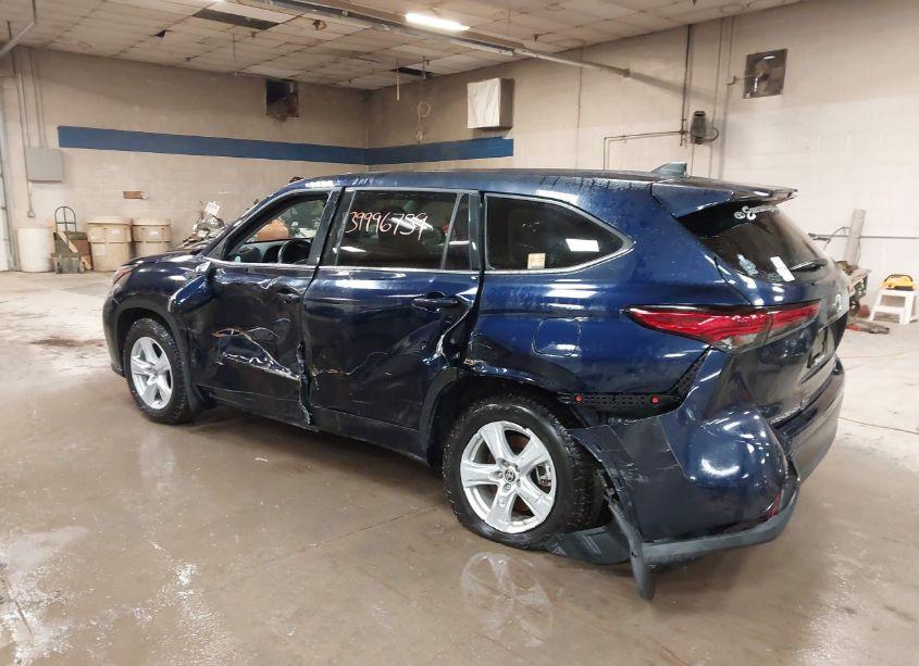 Photo 3 of 2022 Toyota Highlander LE (VIN 5TDBZRBHXNS580593)