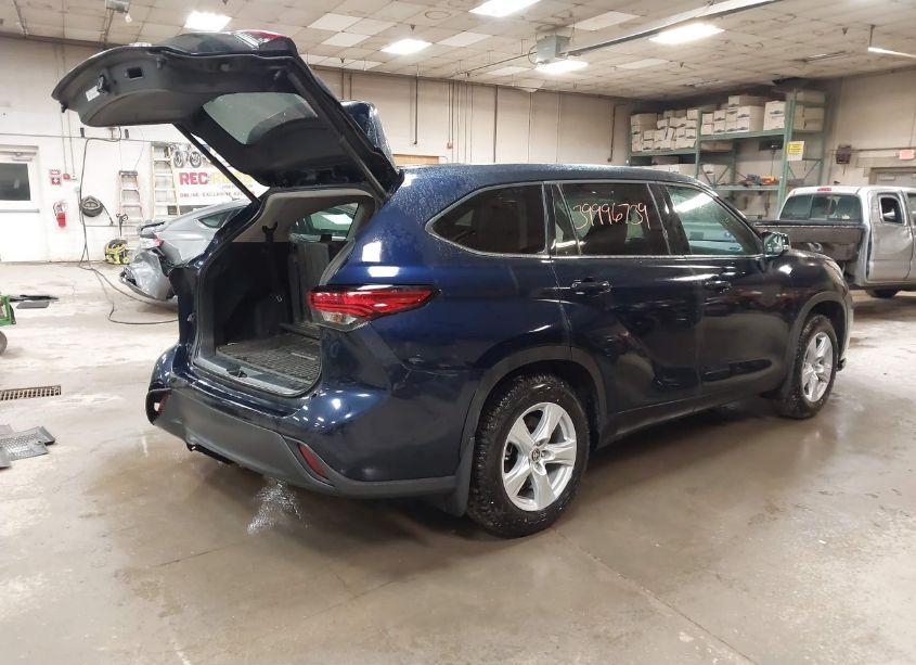 Photo 4 of 2022 Toyota Highlander LE (VIN 5TDBZRBHXNS580593)