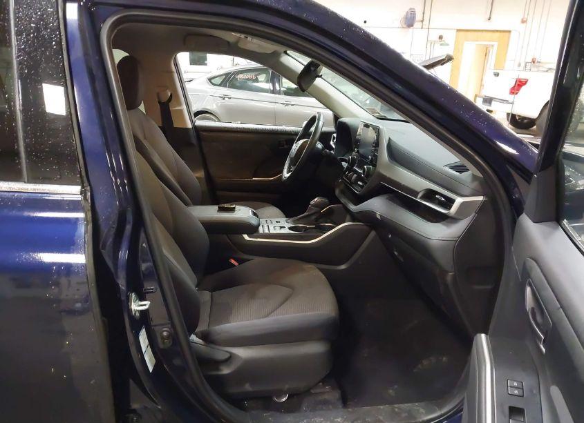 Photo 5 of 2022 Toyota Highlander LE (VIN 5TDBZRBHXNS580593)