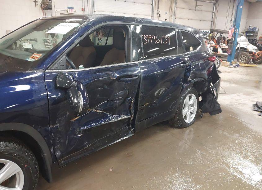 Photo 6 of 2022 Toyota Highlander LE (VIN 5TDBZRBHXNS580593)